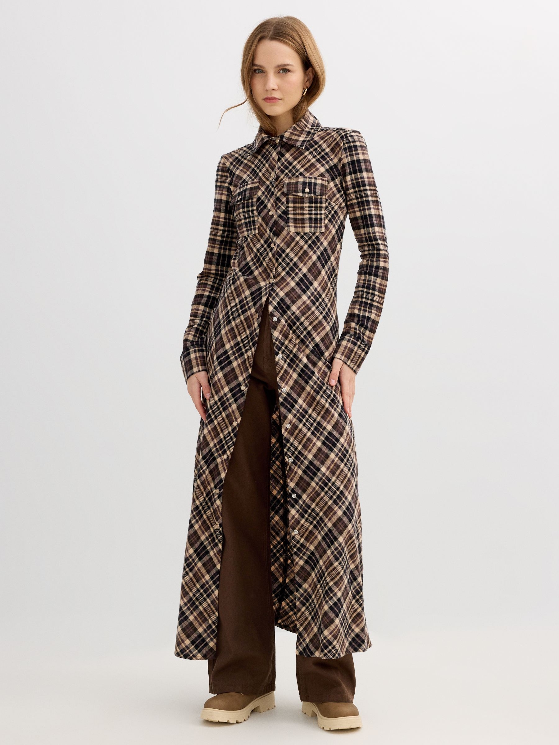 Vestido camisão maxi xadrez oversized multicolorido vista meia frontal