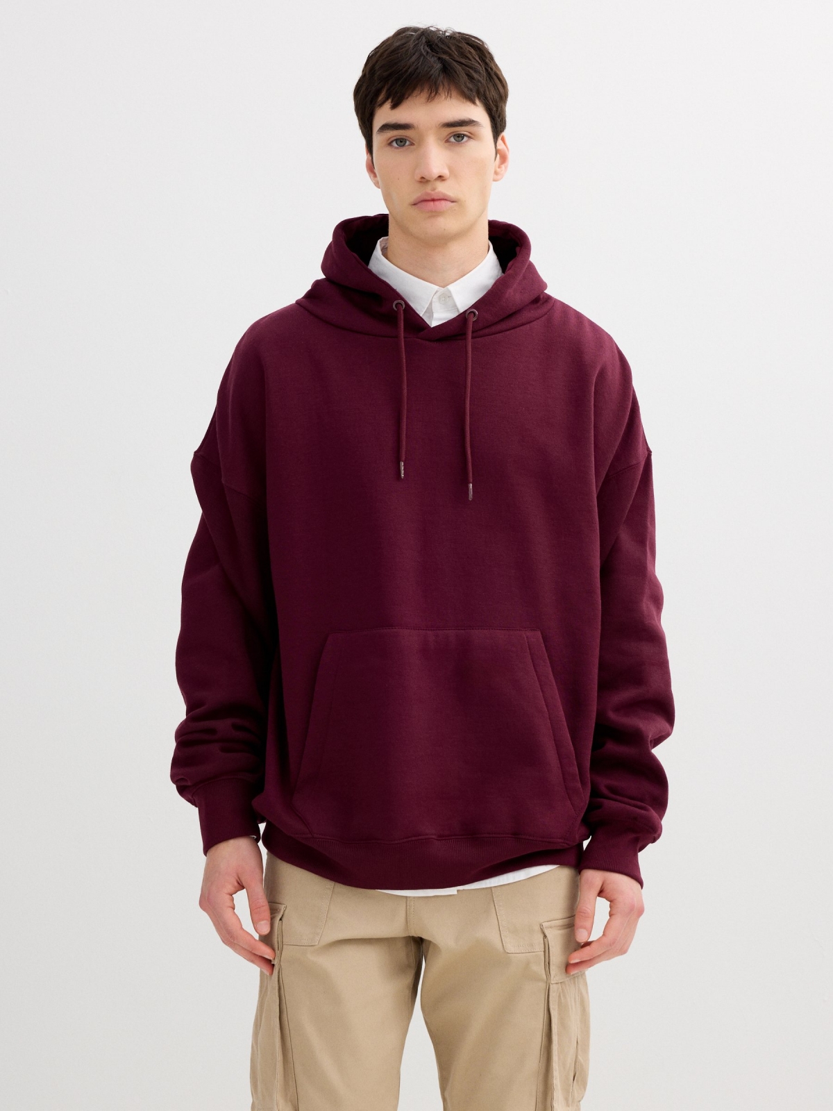 Sudadera básica con capucha burdeos vista media frontal