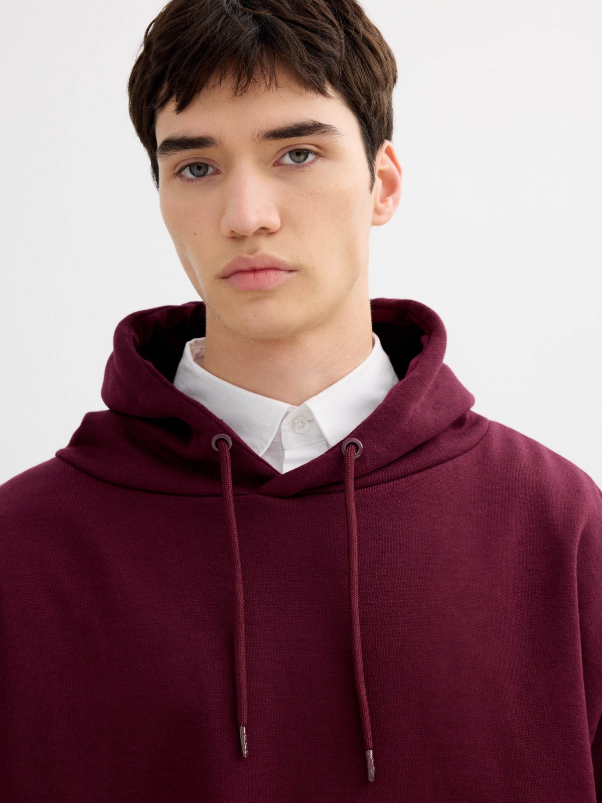 Camisola com capuz básica borgonha vista detalhe