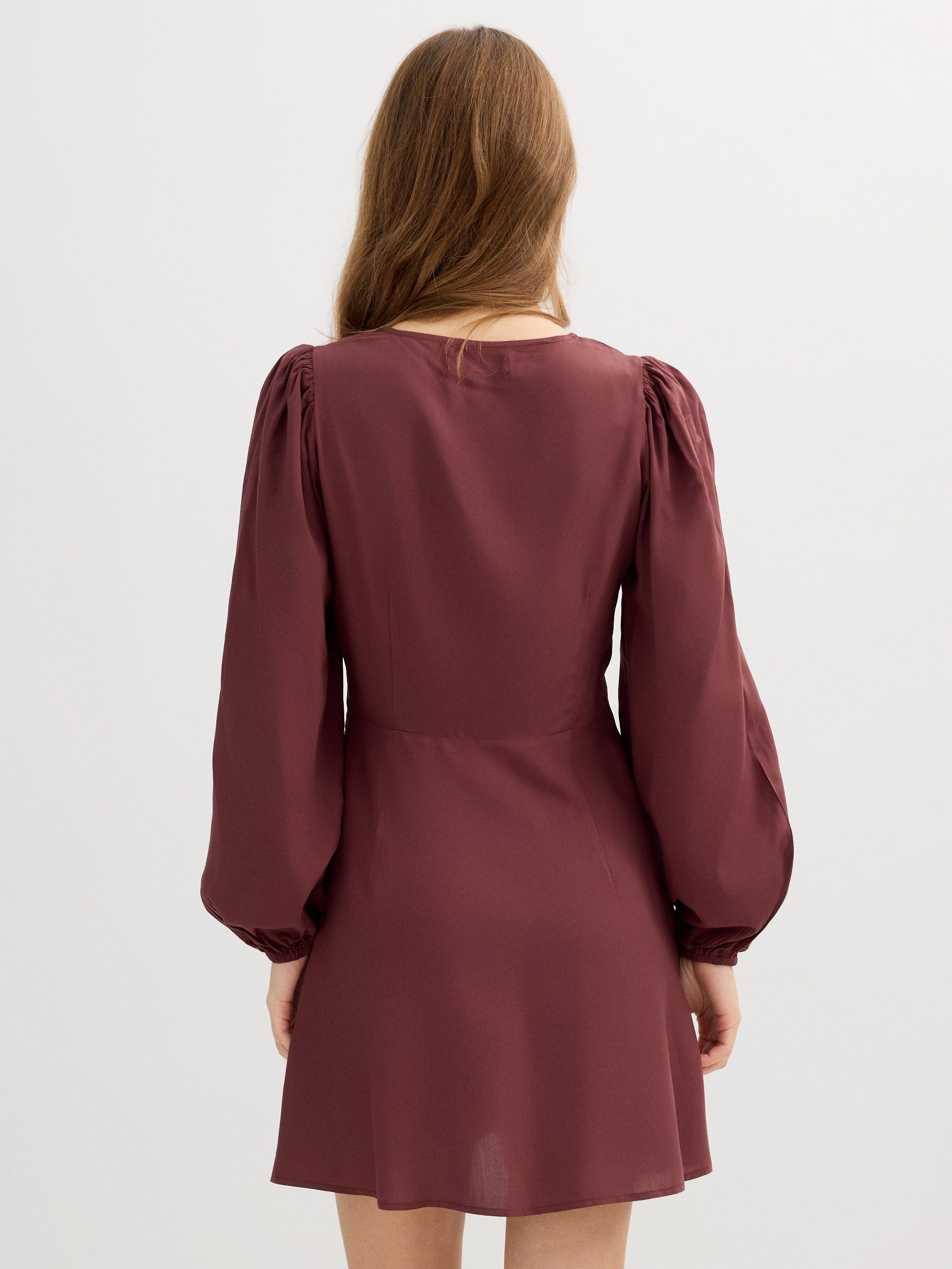 Vestido mini fruncido de viscosa marrón vista media frontal