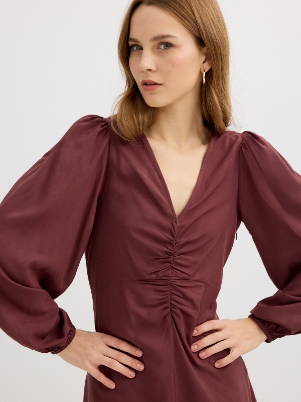 Vestido mini fruncido de viscosa marrón vista detalle