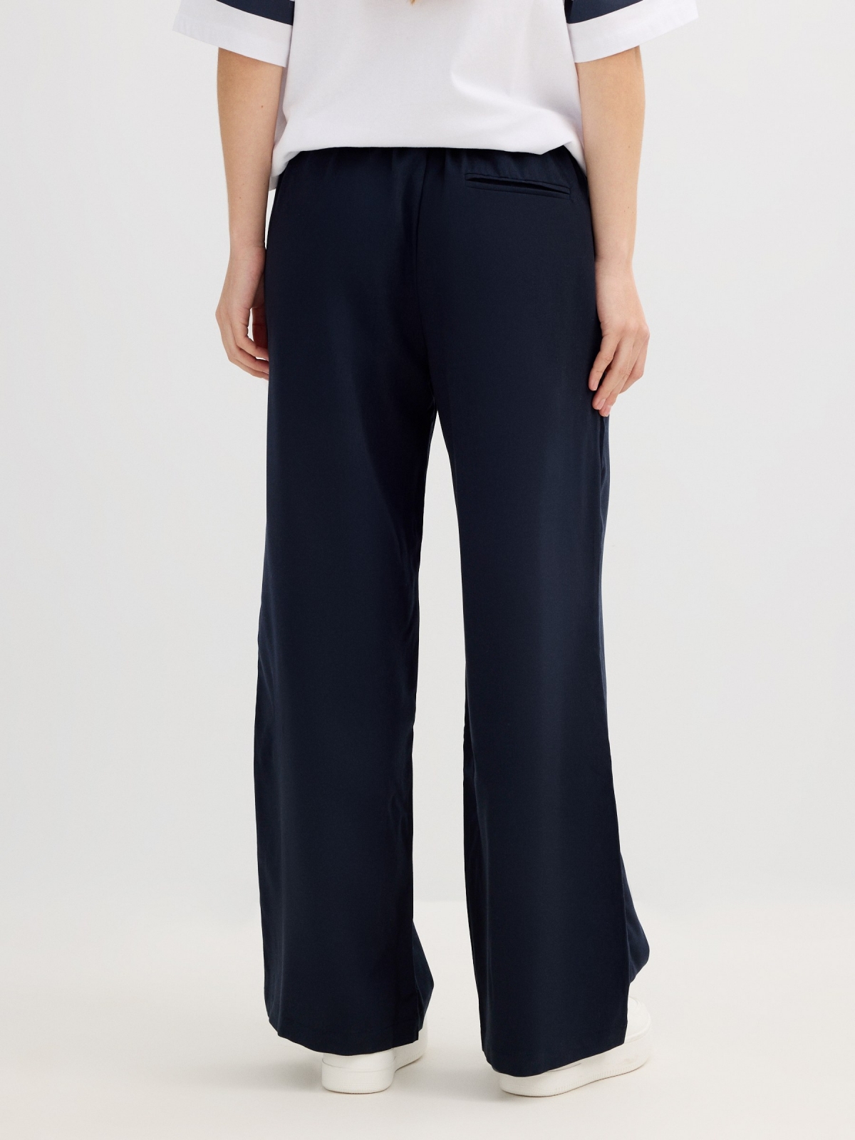 Jogger wide leg azul marinho vista meia traseira