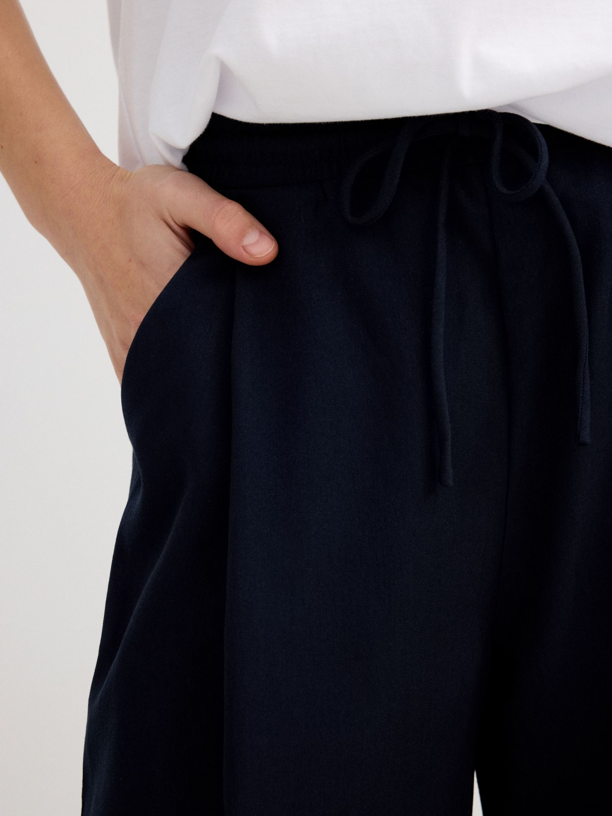 Jogger wide leg azul marinho vista detalhe