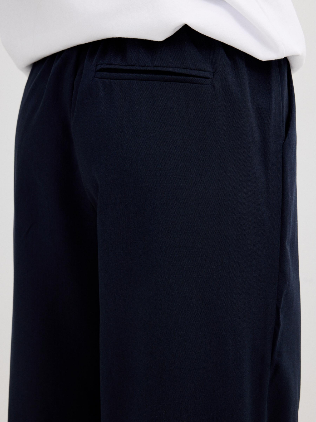 Jogger wide leg azul marinho vista detalhe