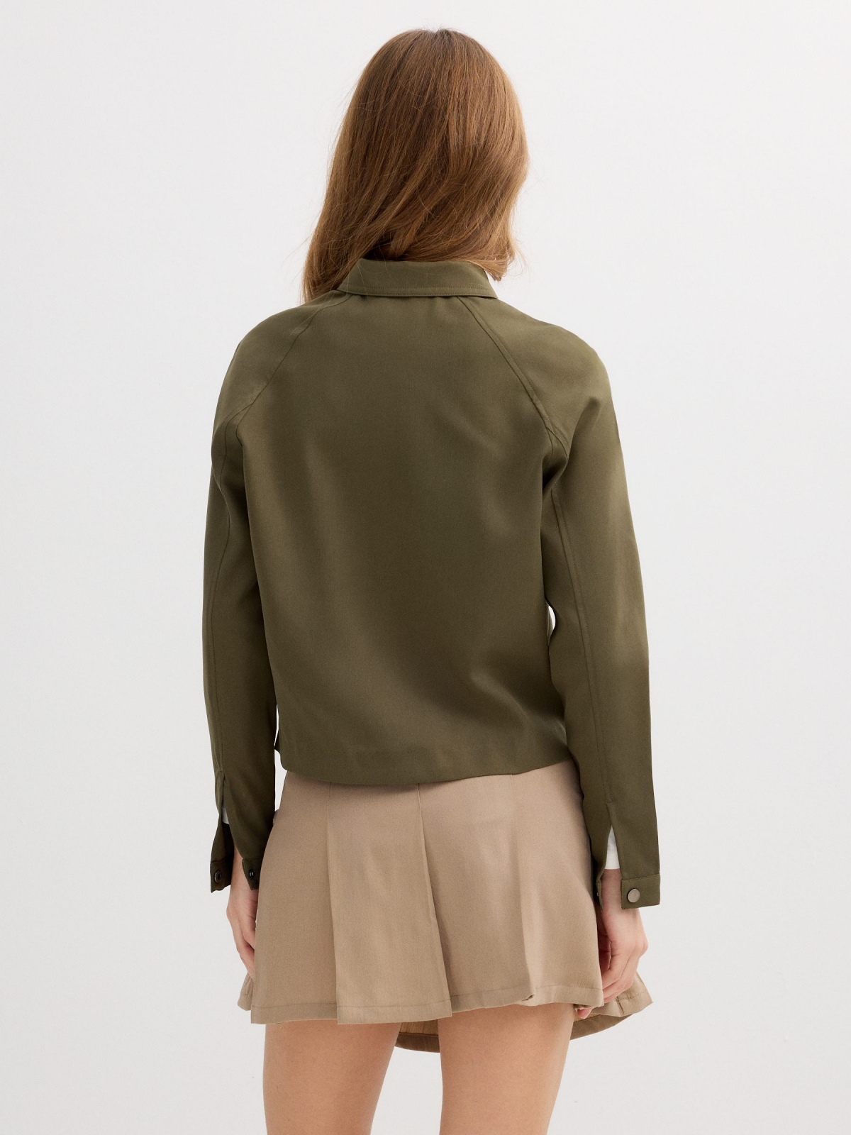 Camisa cropped efeito couro verde verde vista meia traseira