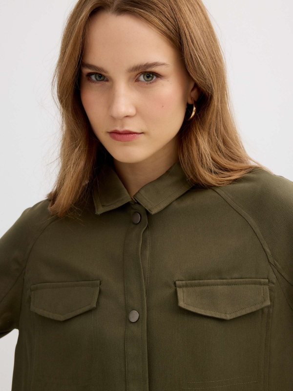 Camisa crop efecto piel verde verde vista detalle