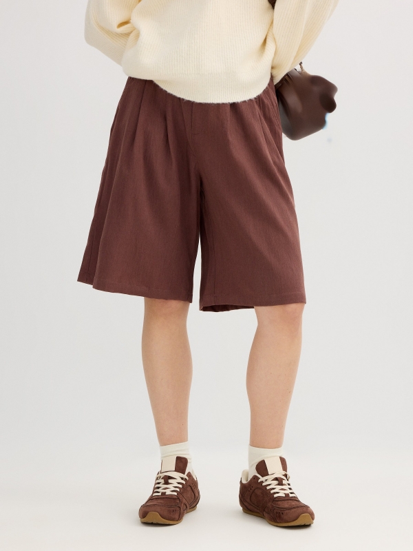 High-waisted fluid Bermuda brown middle back view