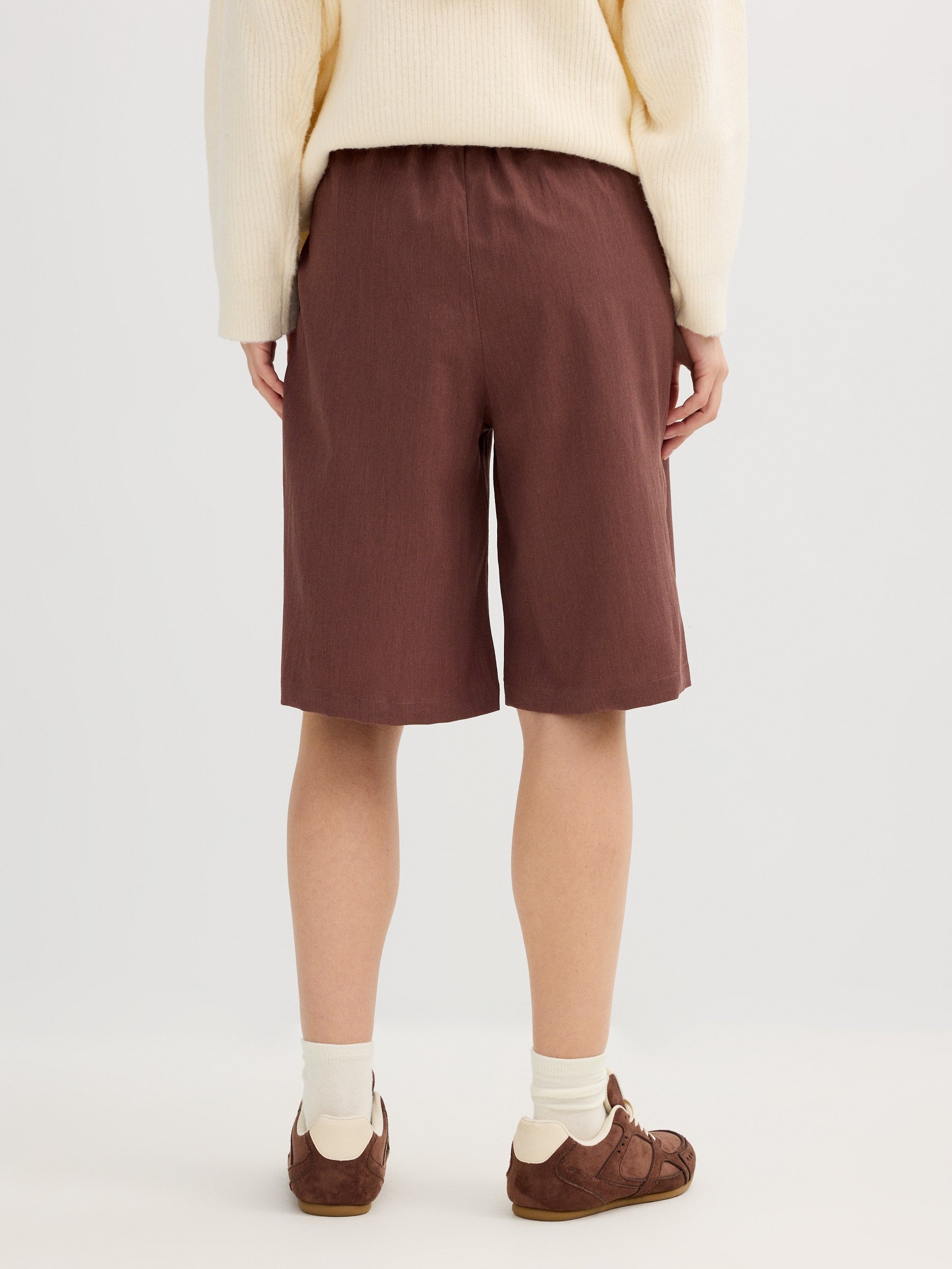 High-waisted fluid Bermuda brown middle front view