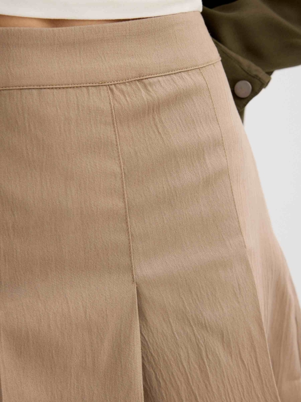 Falda mini plisada beige arena vista detalle