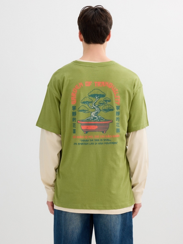Camiseta verde con estampado japonés verde vista media trasera