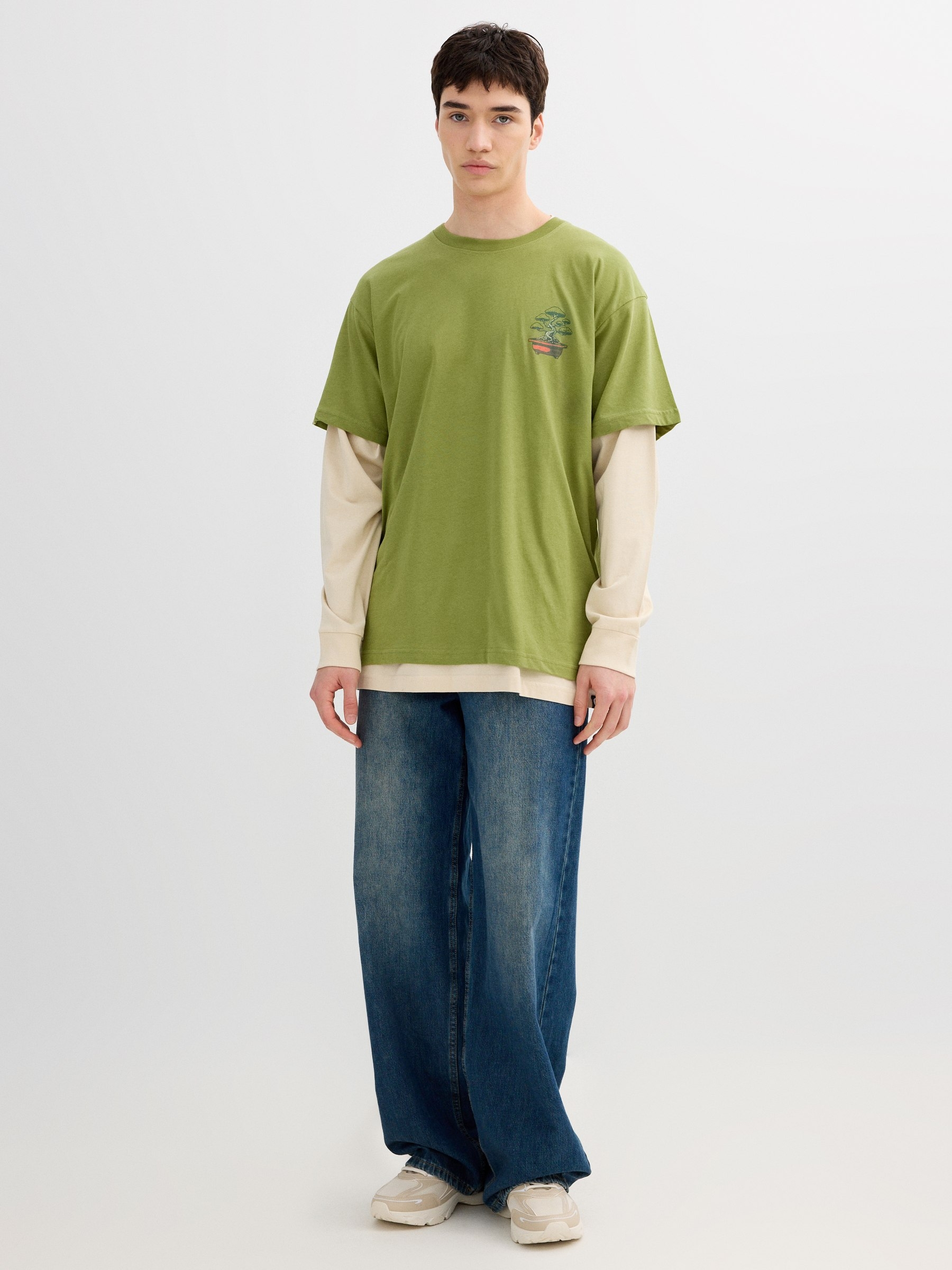 Camiseta verde con estampado japonés verde vista media frontal