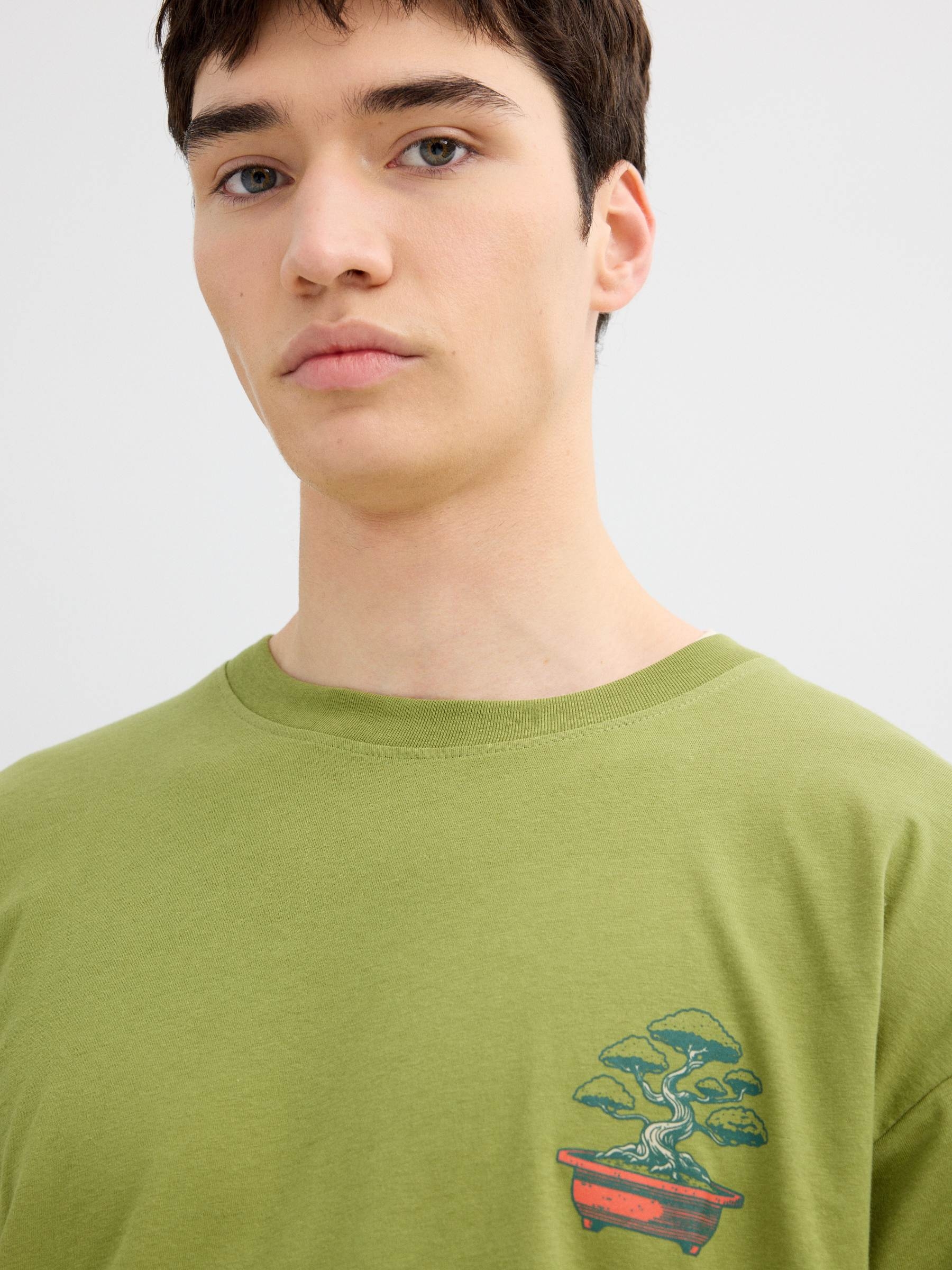 Camiseta verde com estampa japonesa verde vista meia frontal