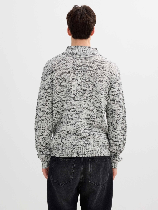 Jersey jaspeado cuello alto gris vista media trasera