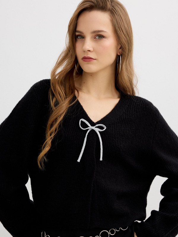 Chaqueta punto lazo strass negro vista detalle