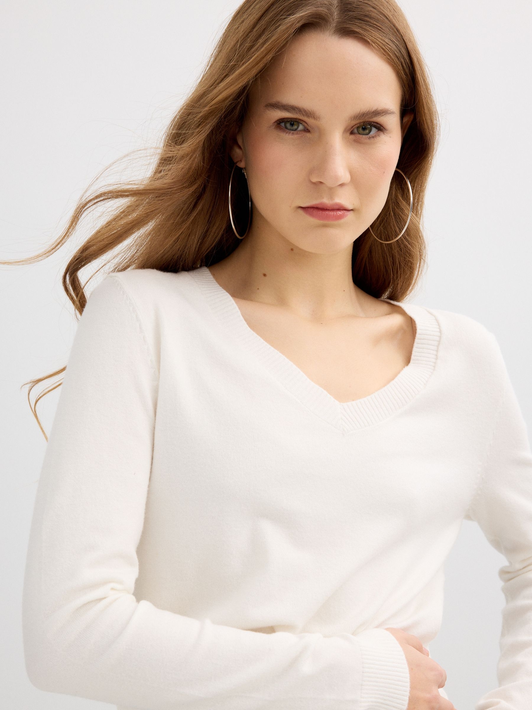 Jersey cuello pico liso blanco roto vista media frontal