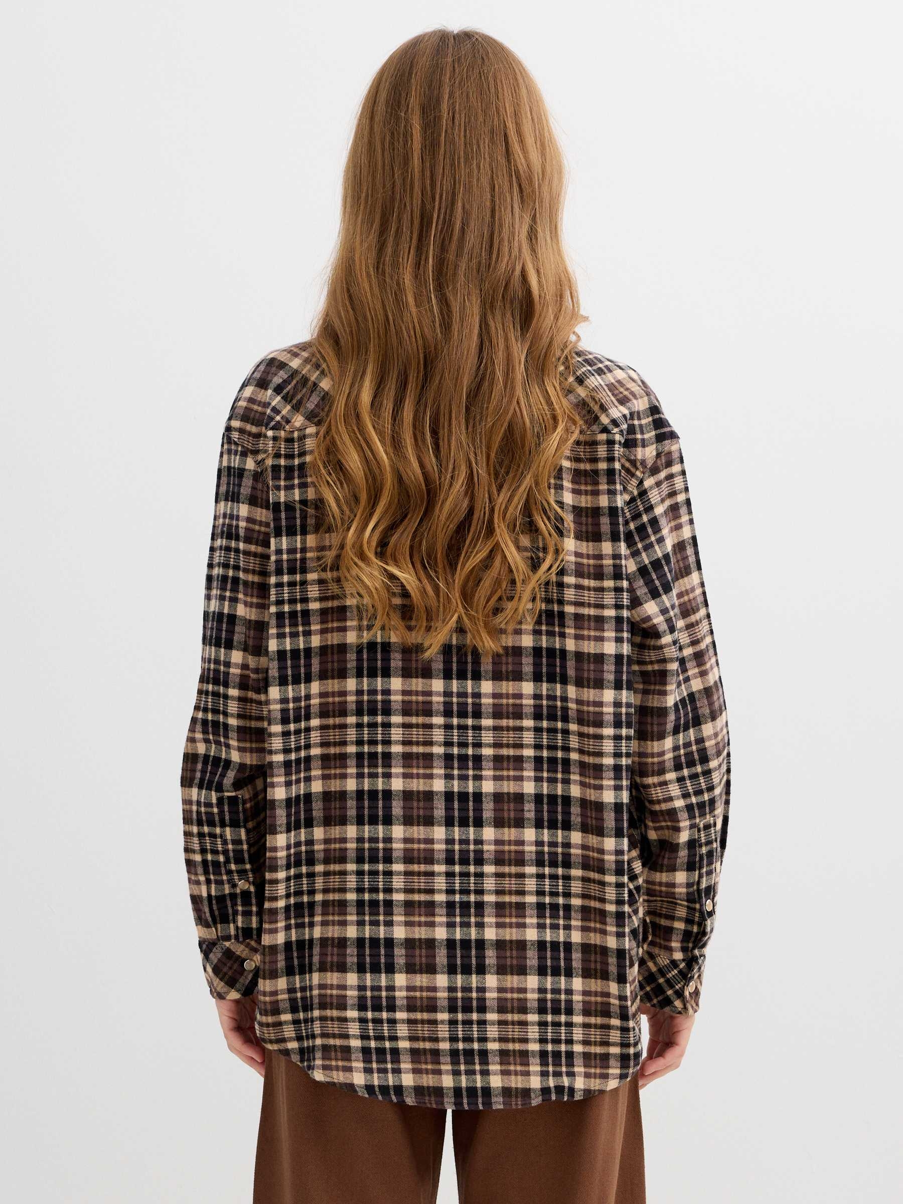 Camisa de franela a cuadros oversized marrón vista media frontal