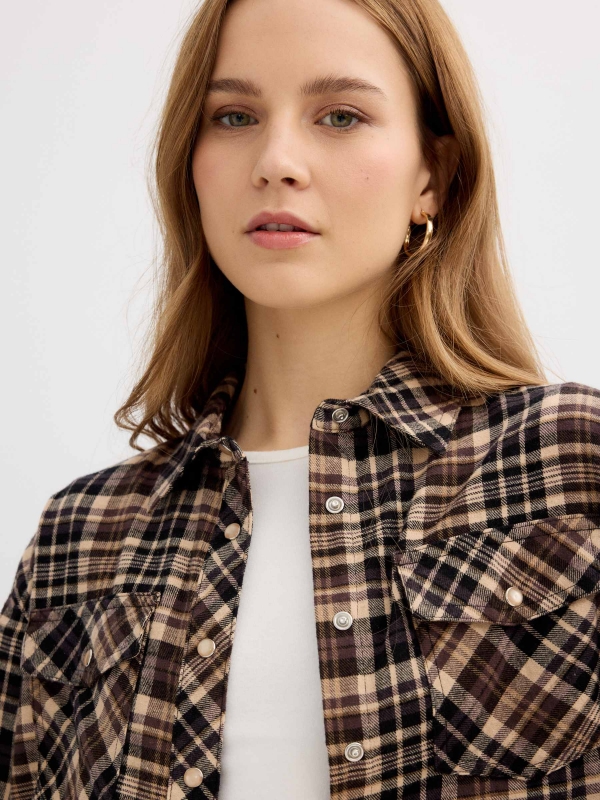 Camisa de flanela xadrez oversized marrom vista detalhe
