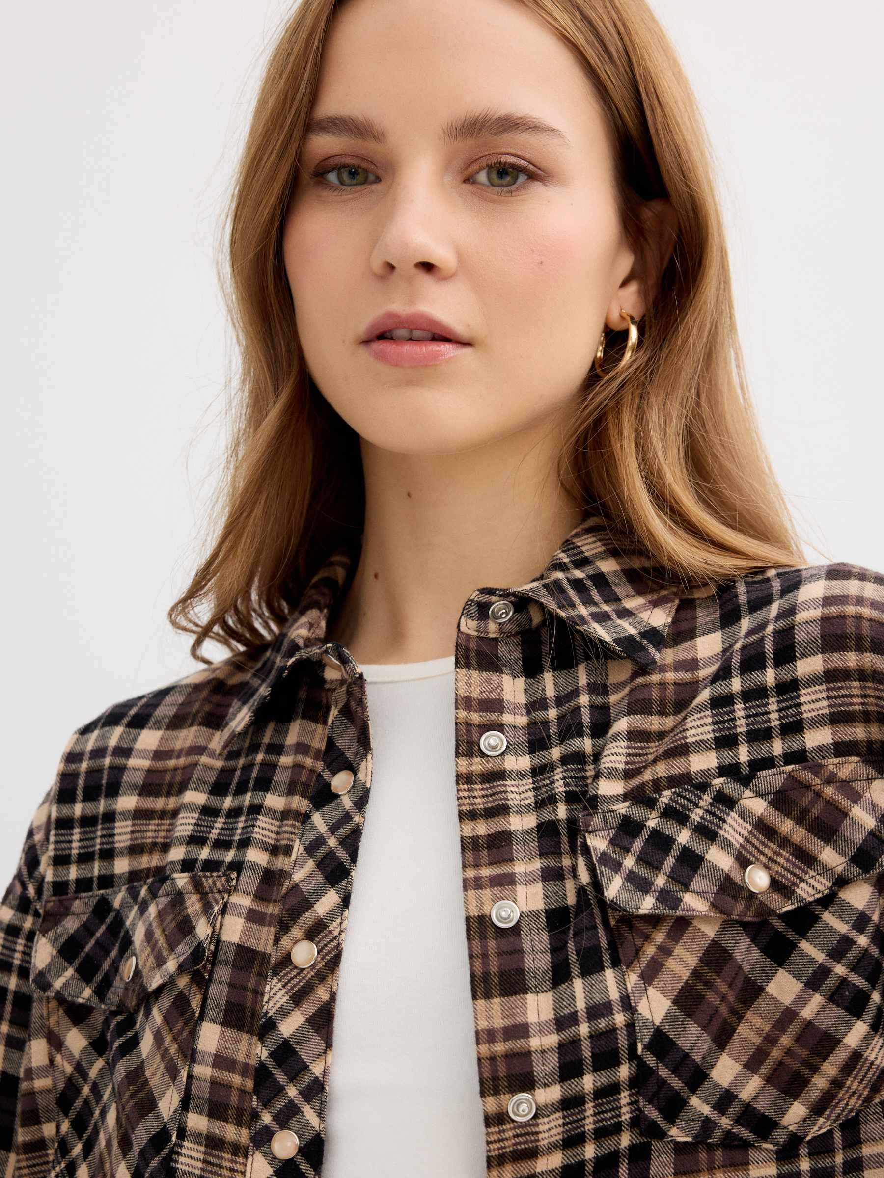 Camisa de flanela xadrez oversized marrom vista meia frontal