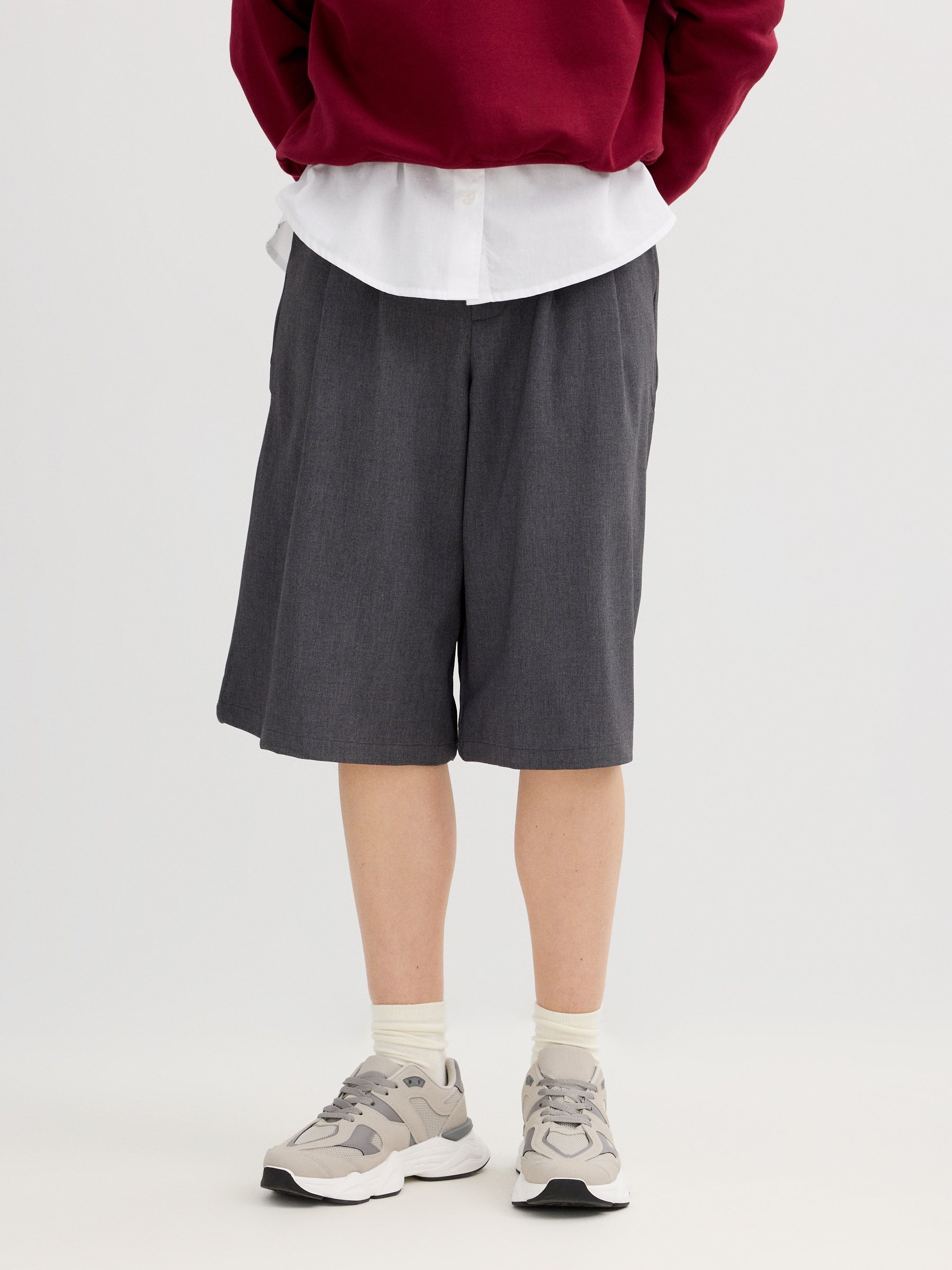 Fluid Bermuda with pleats melange grey middle front view