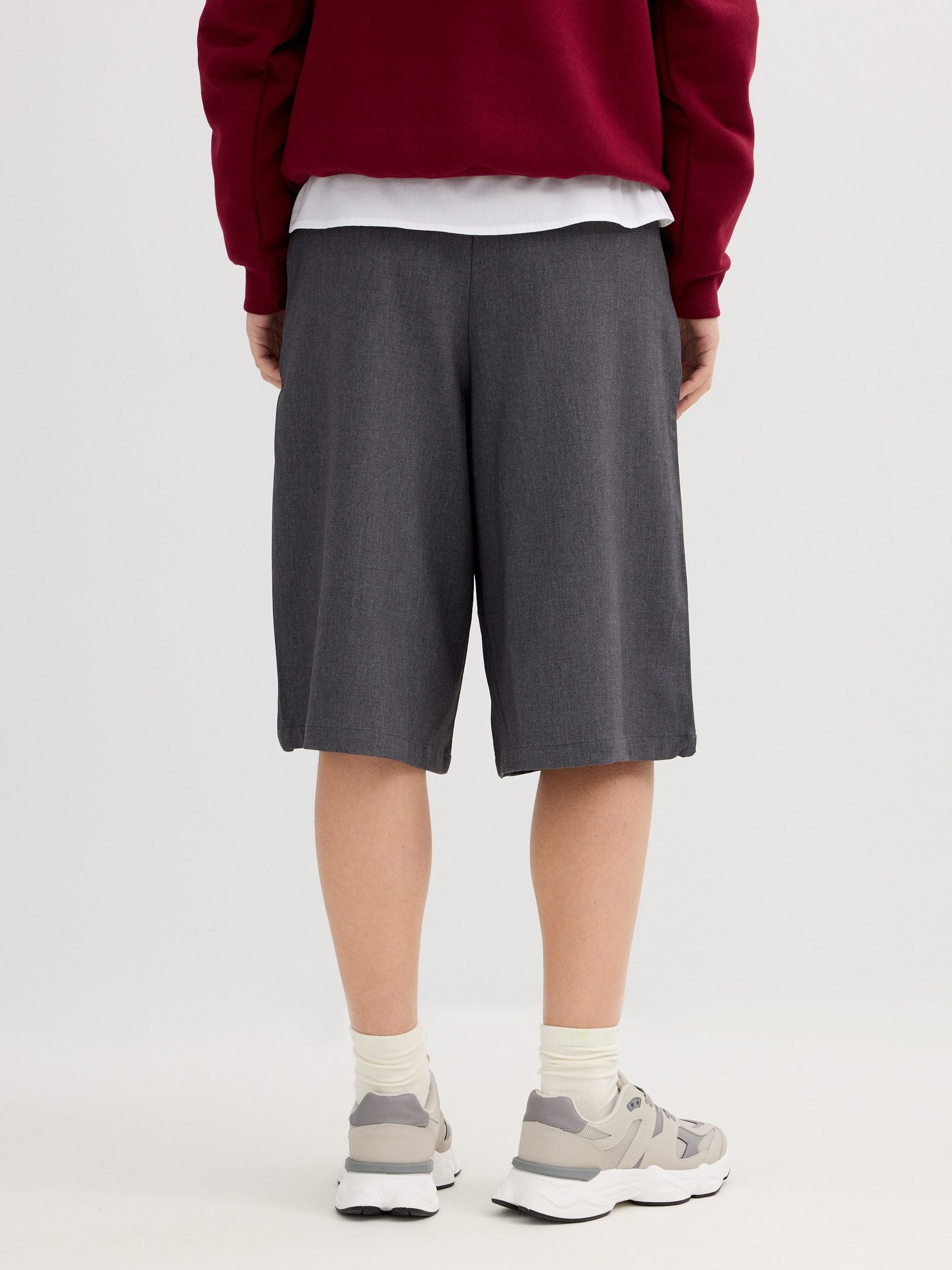 Fluid Bermuda with pleats melange grey middle front view