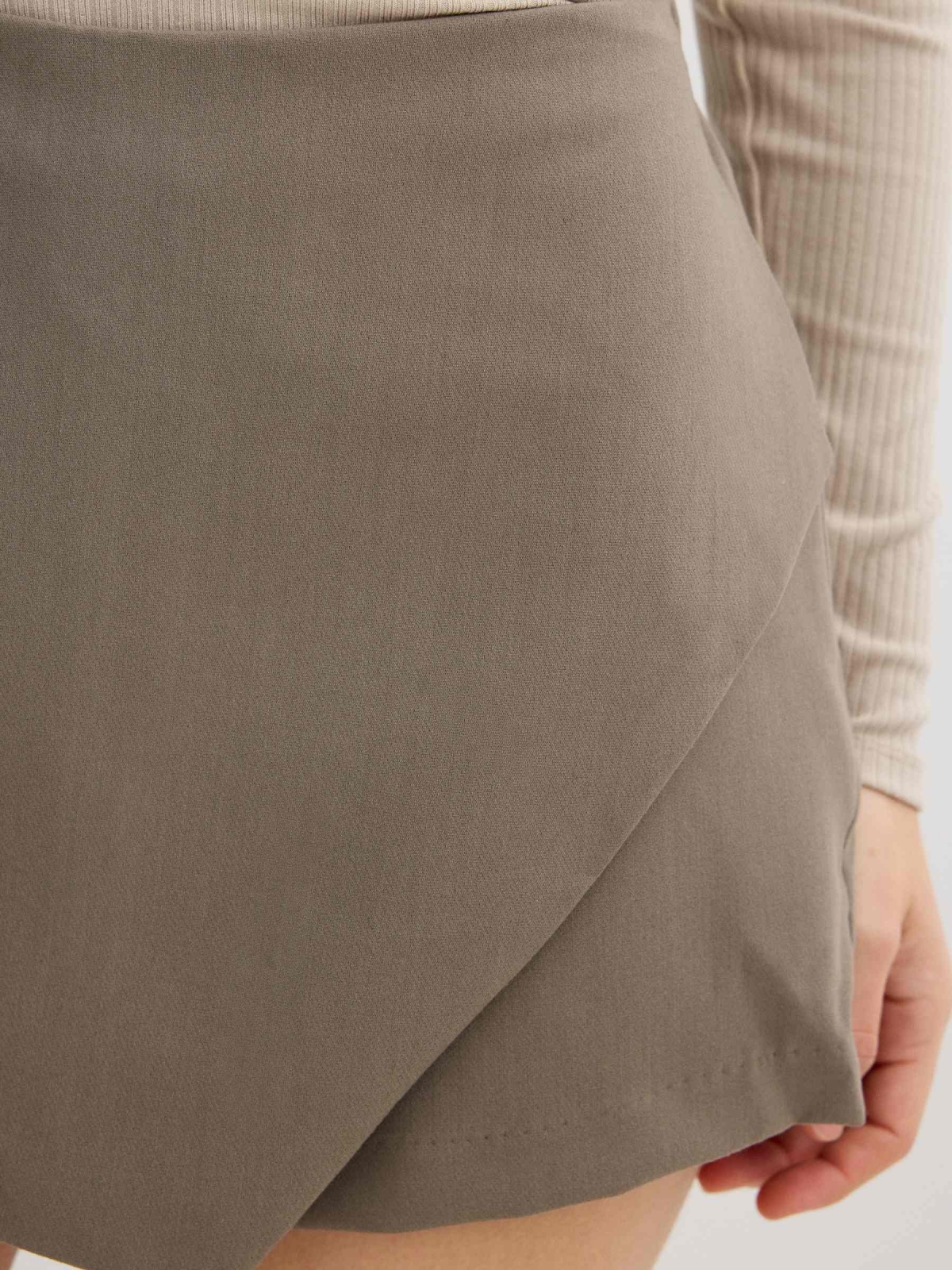 Falda pantalón asimétrica taupe vista detalle