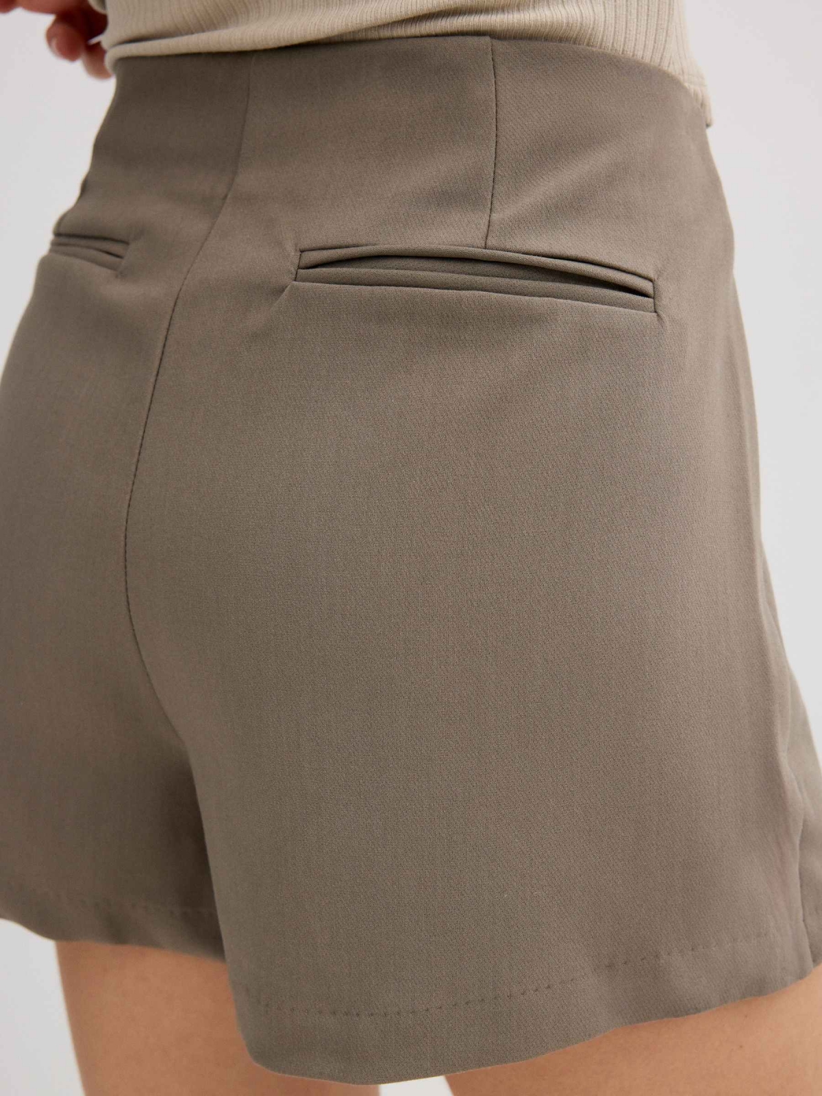 Saia-calção assimétrica taupe vista detalhe