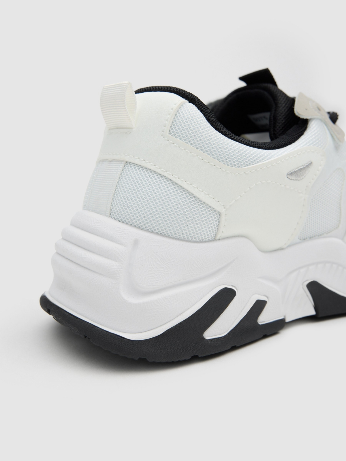 Zapatillas de nylon y goma blanco roto vista detalle