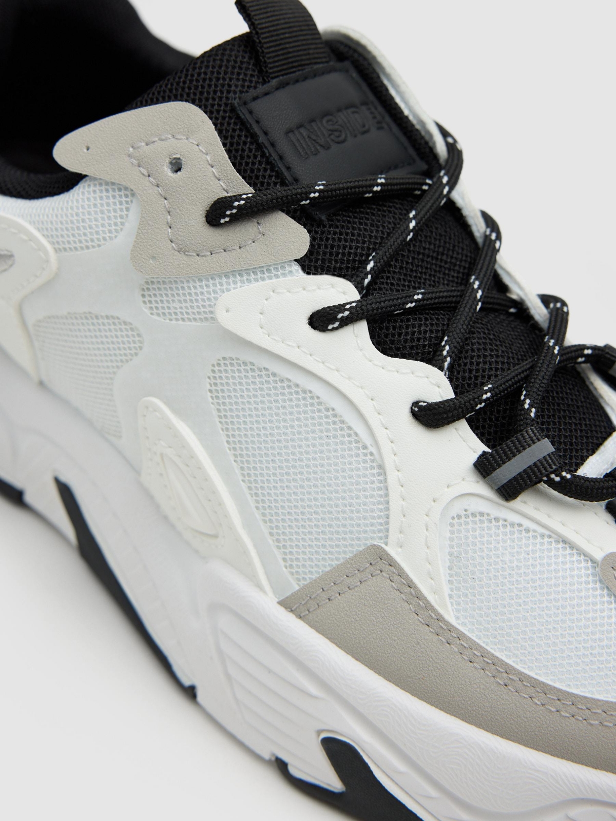 Zapatillas de nylon y goma blanco roto vista detalle