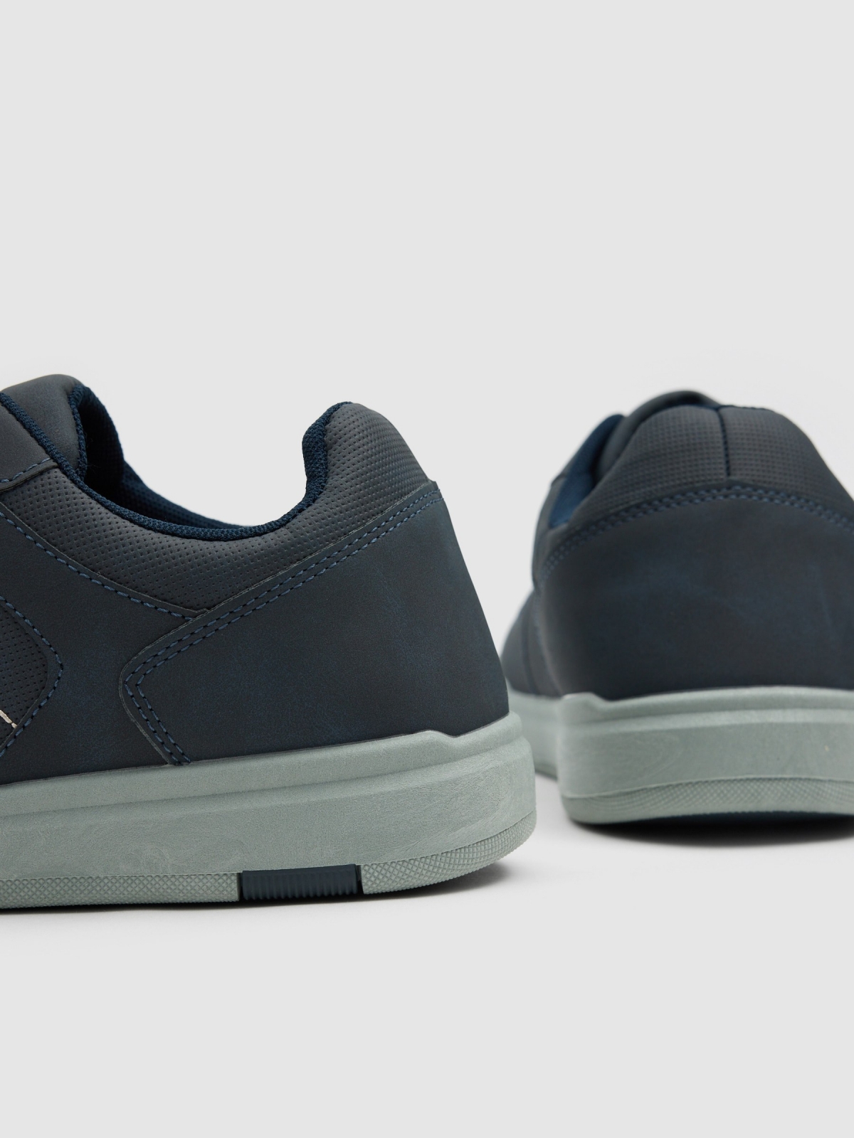 Deportiva polipiel suela de goma azul marino vista detalle