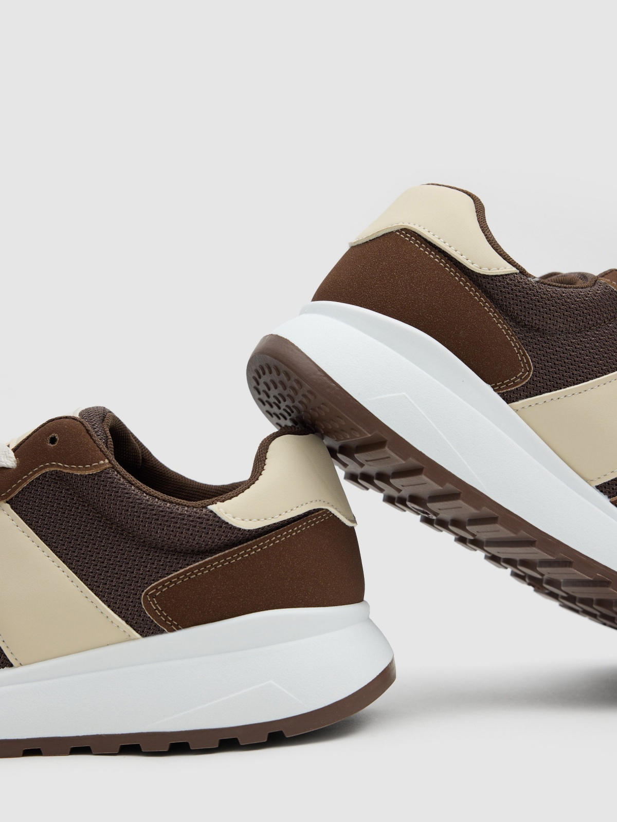 Esportivas nylon sola de borracha chocolate vista detalhe