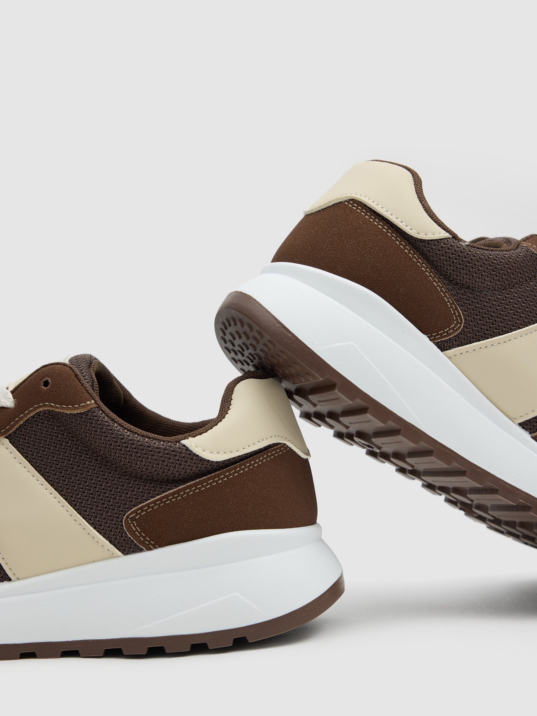 Nylon sports shoes with rubber sole chocolate