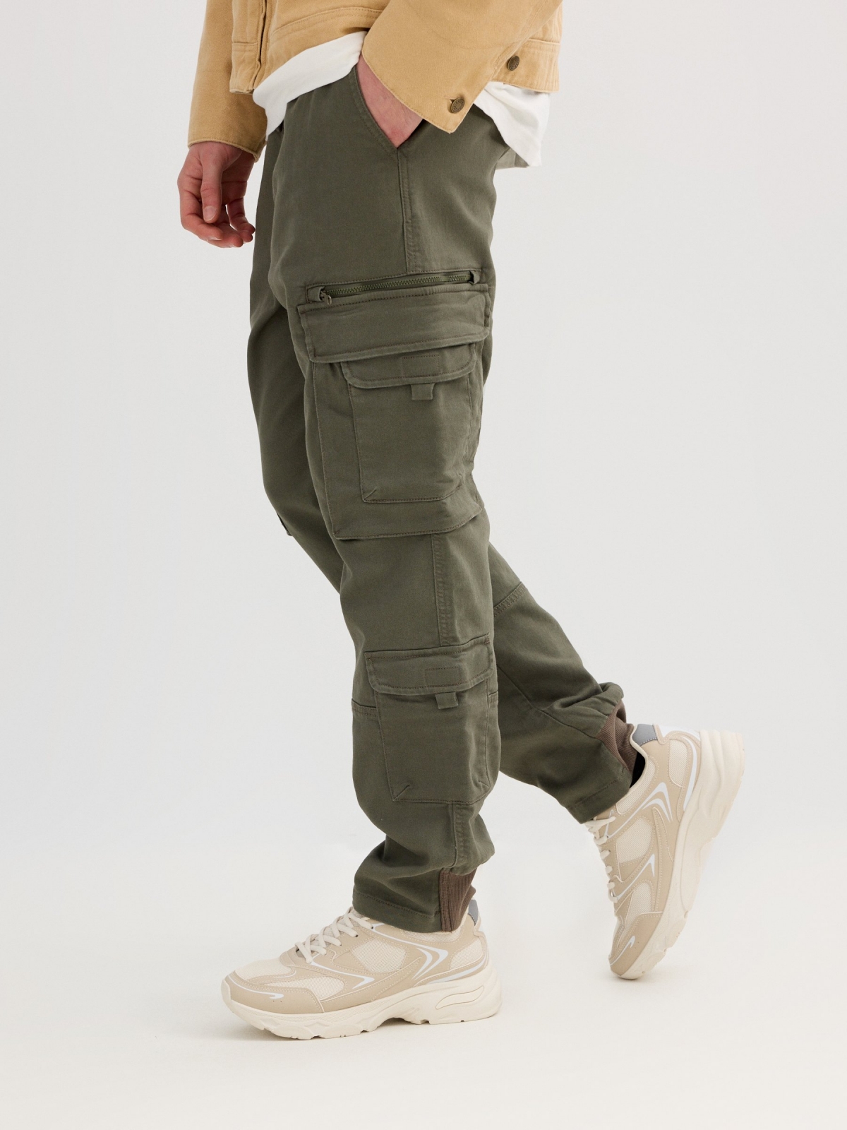 Pantalón jogger regular kaki vista detalle