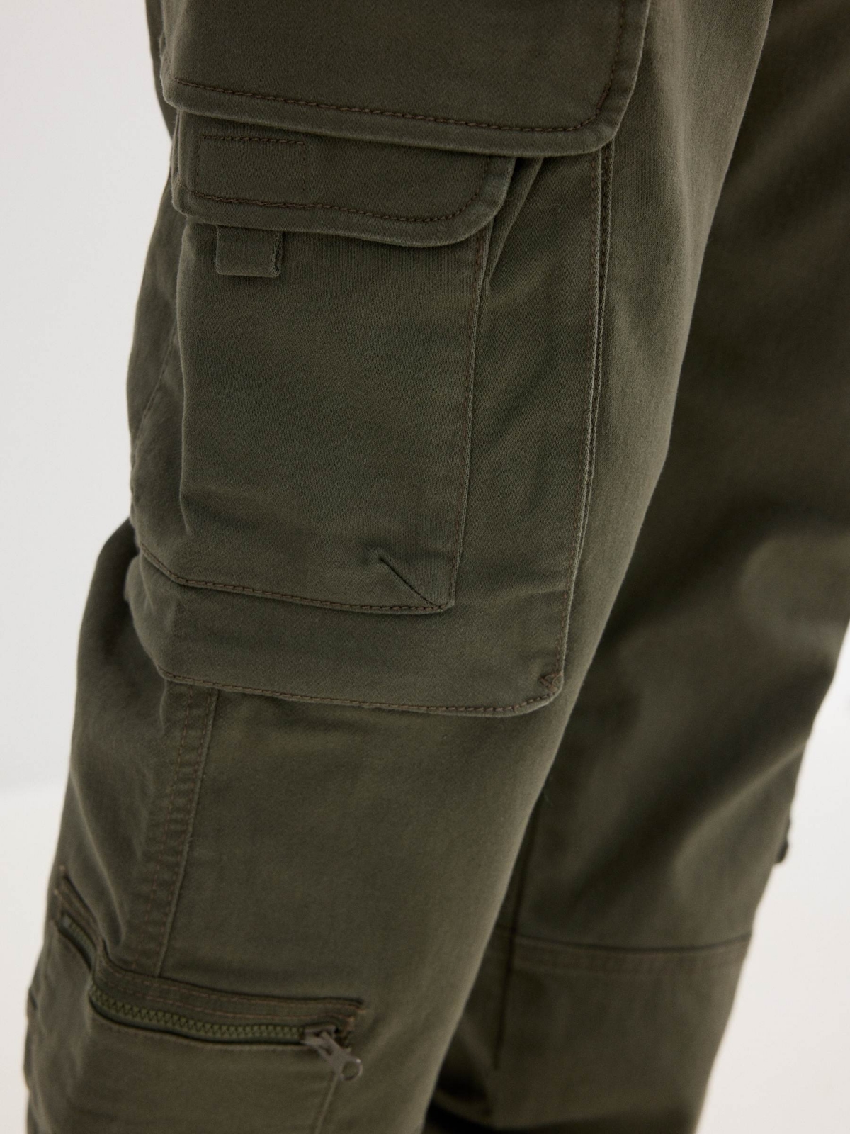 Pantalón jogger regular kaki vista detalle