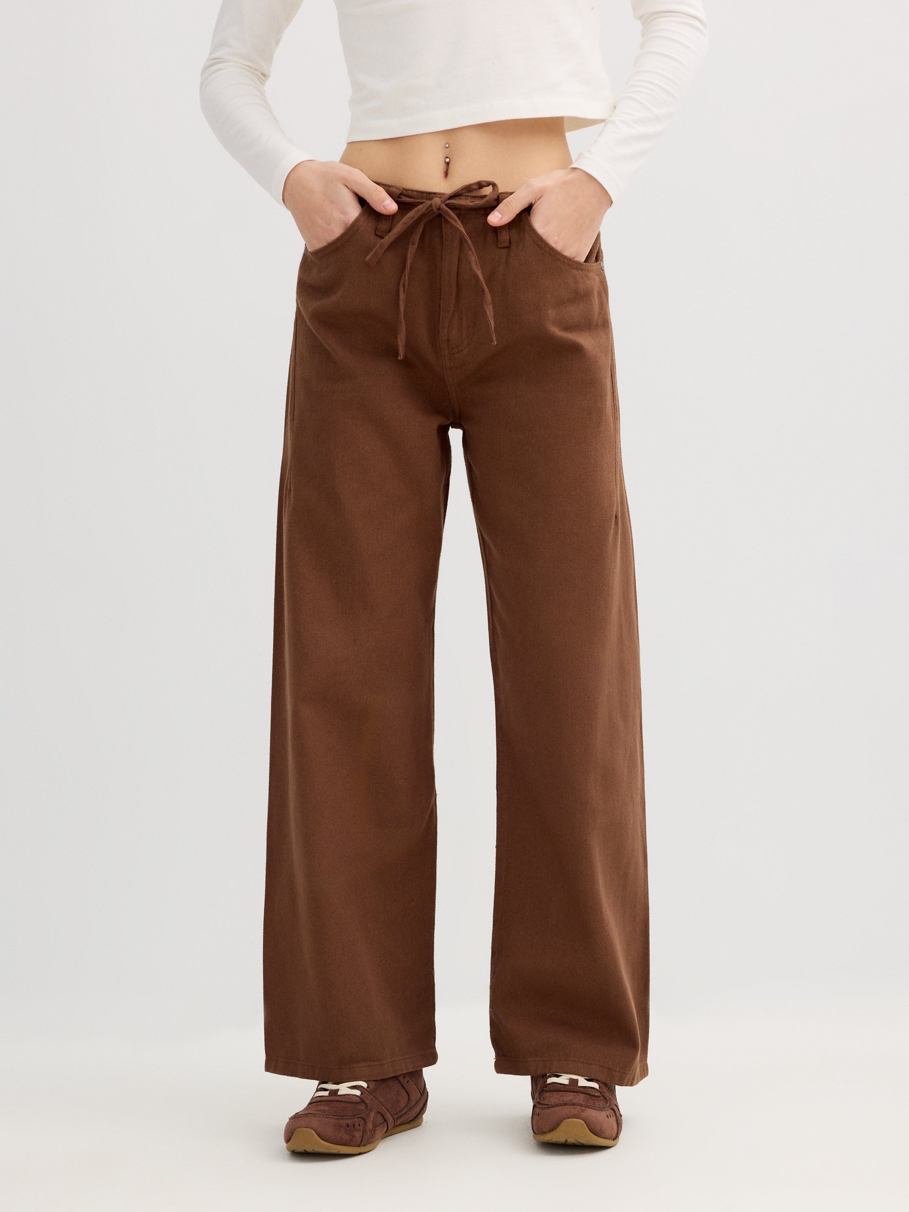 Pantalón casual con cordones canela vista general frontal