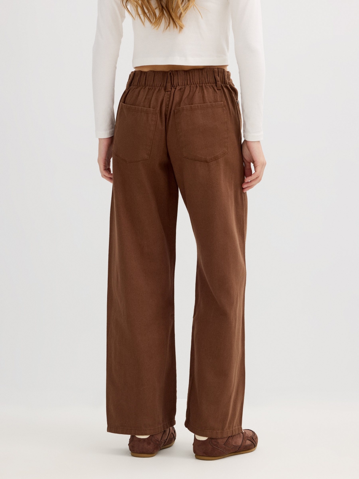 Pantalón casual con cordones canela vista media trasera