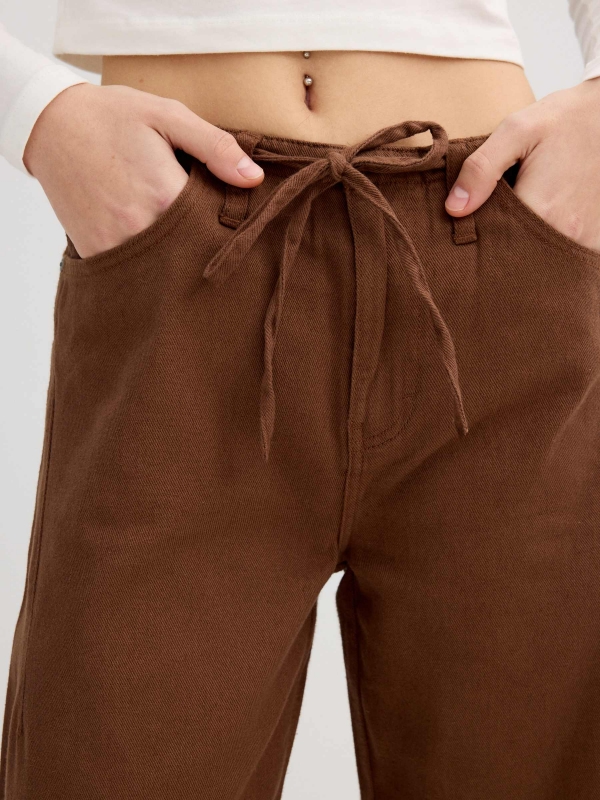 Calça casual com cordões canela vista detalhe