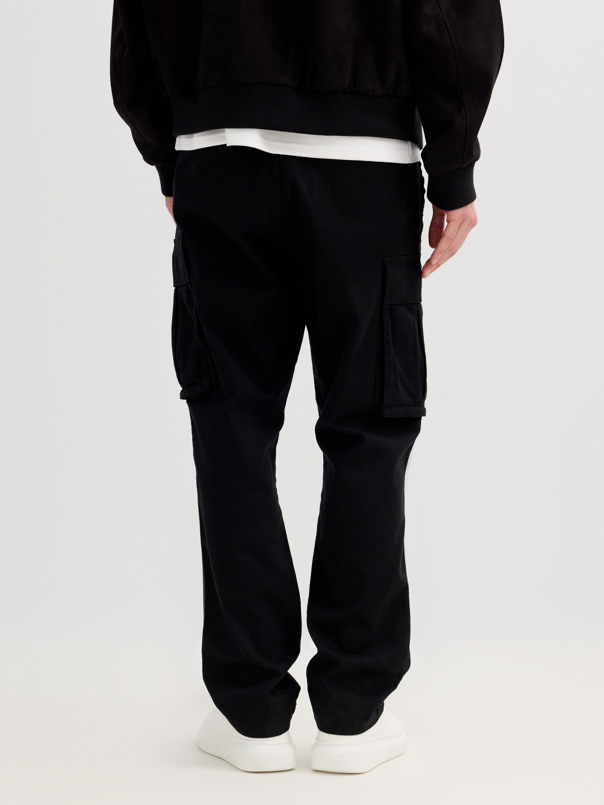 Pantalón cargo chino regular negro vista media trasera