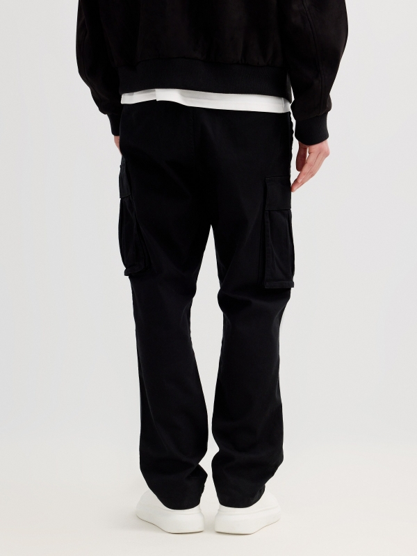 Pantalón cargo chino regular negro vista media trasera