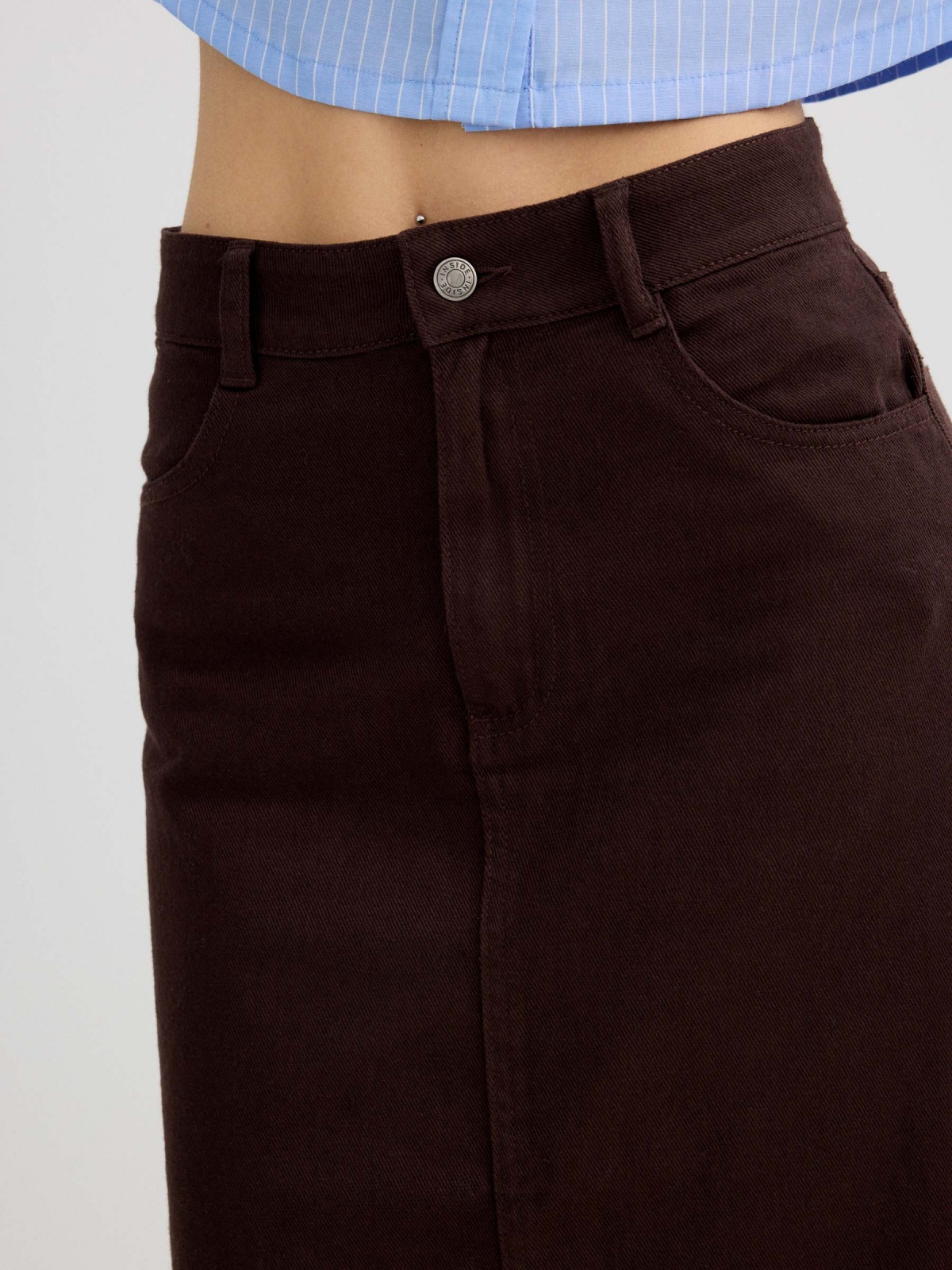 Falda midi lisa chocolate vista detalle