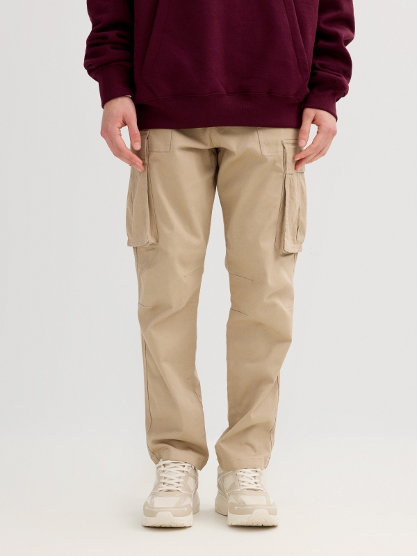 Pantalón cargo chino regular beige vista media frontal