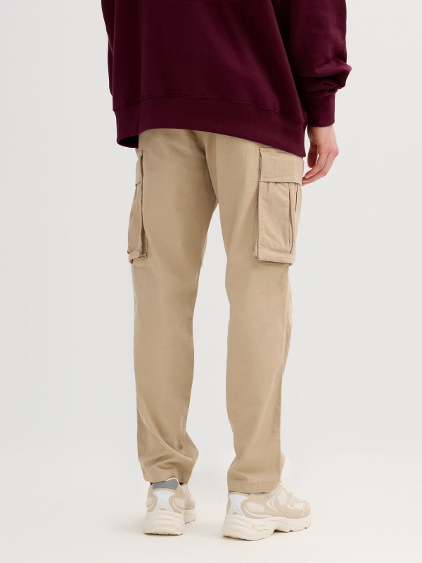 Pantalón cargo chino regular beige vista media trasera