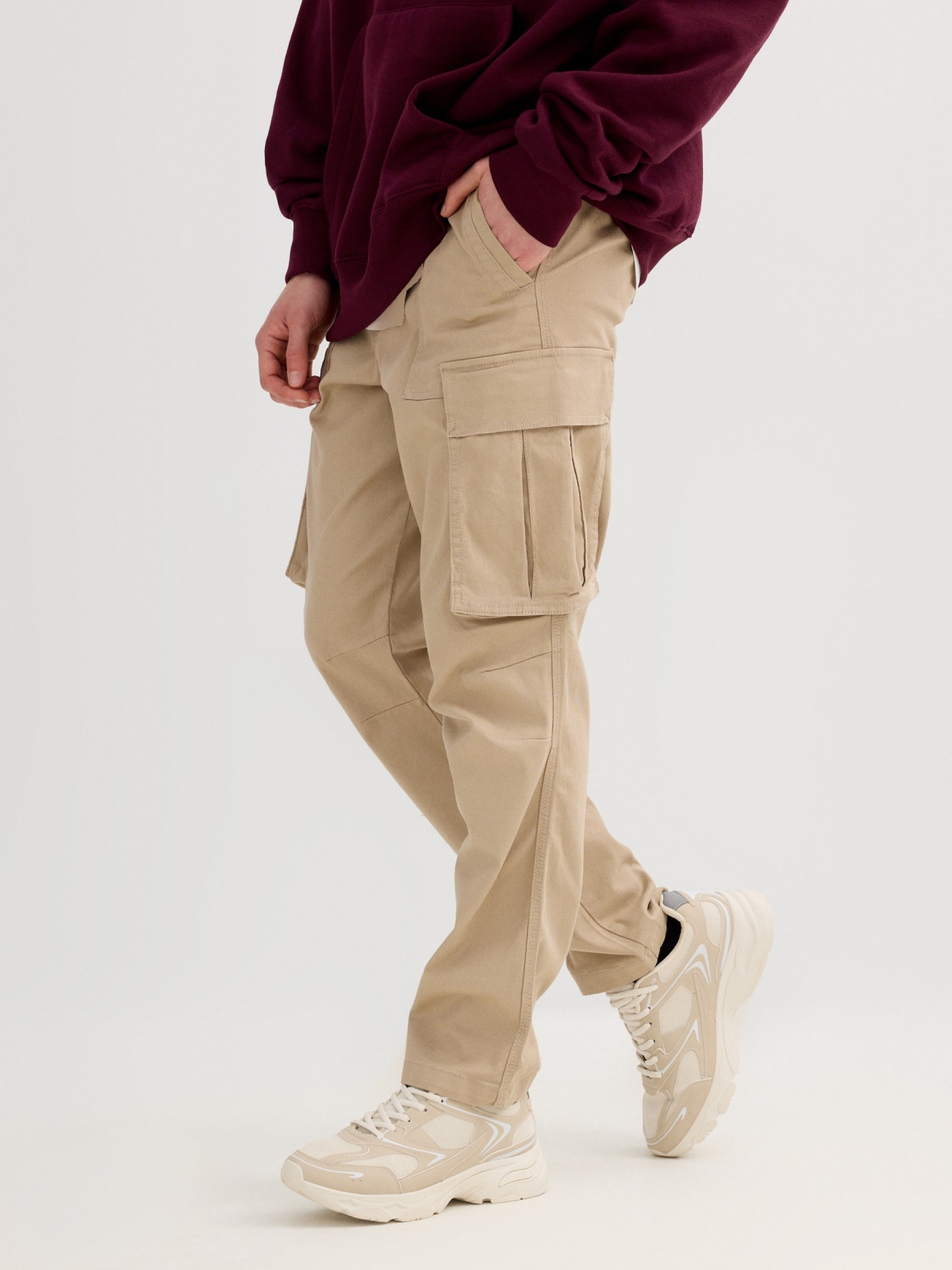 Pantalón cargo chino regular beige vista detalle