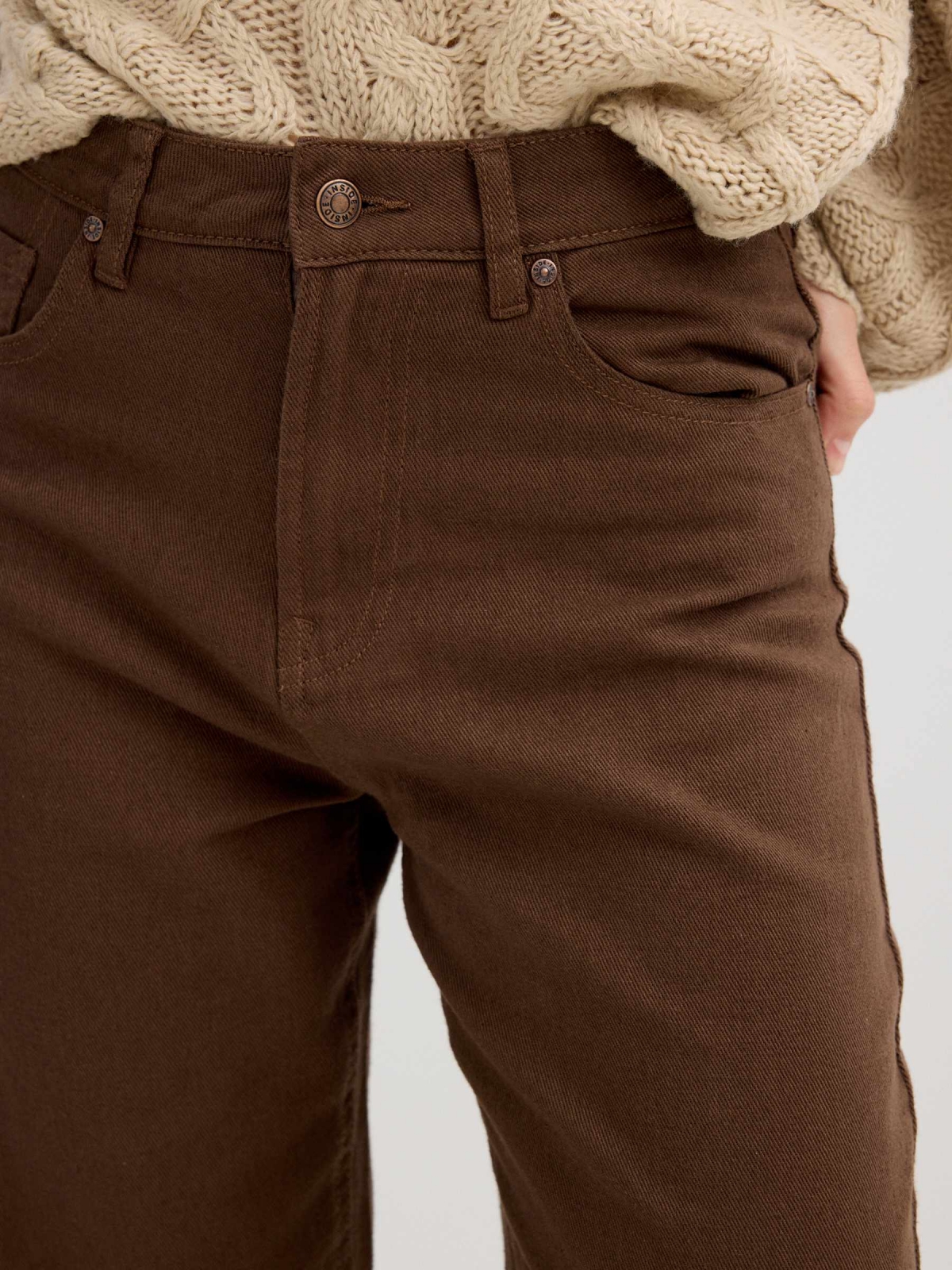 Pantalón ancho sarga algodón marrón oscuro vista detalle