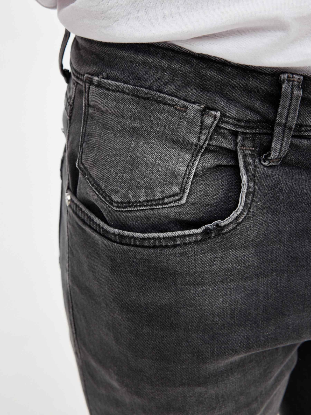 Bermuda jeans cinza lavado cinza escuro vista detalhe traseira