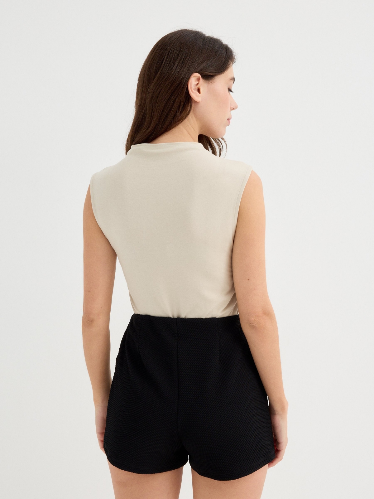 Falda pantalón mini negro vista media trasera