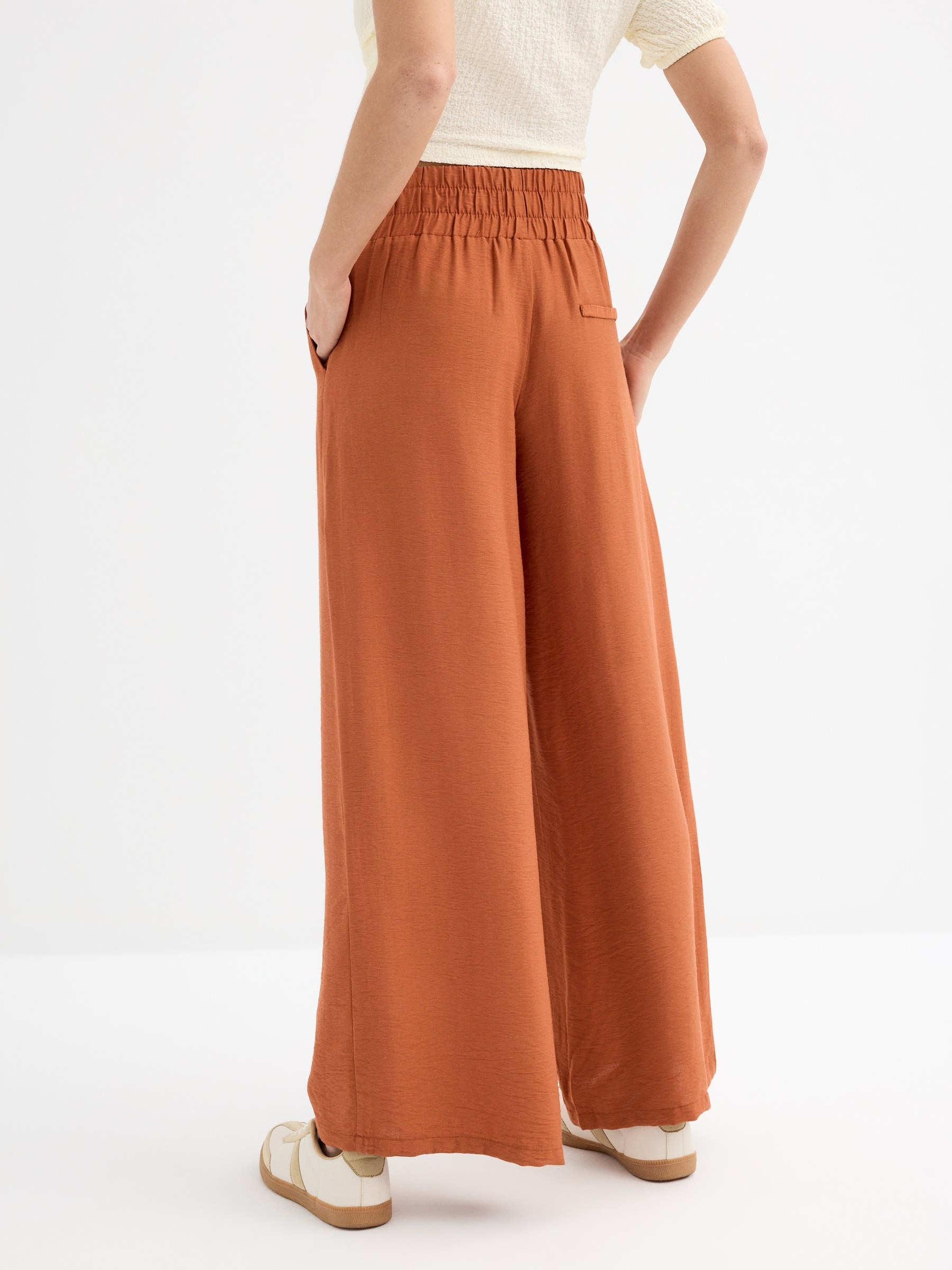 Pantalón wide leg fluido marrón tostado vista general frontal