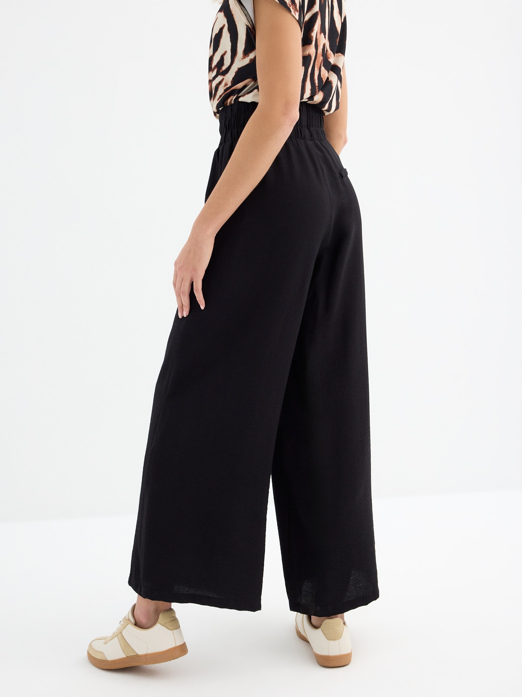 Pantalón wide leg fluido negro vista general frontal