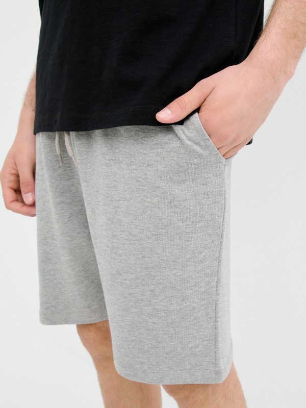 Bermuda jogger básica cinza vista detalhe
