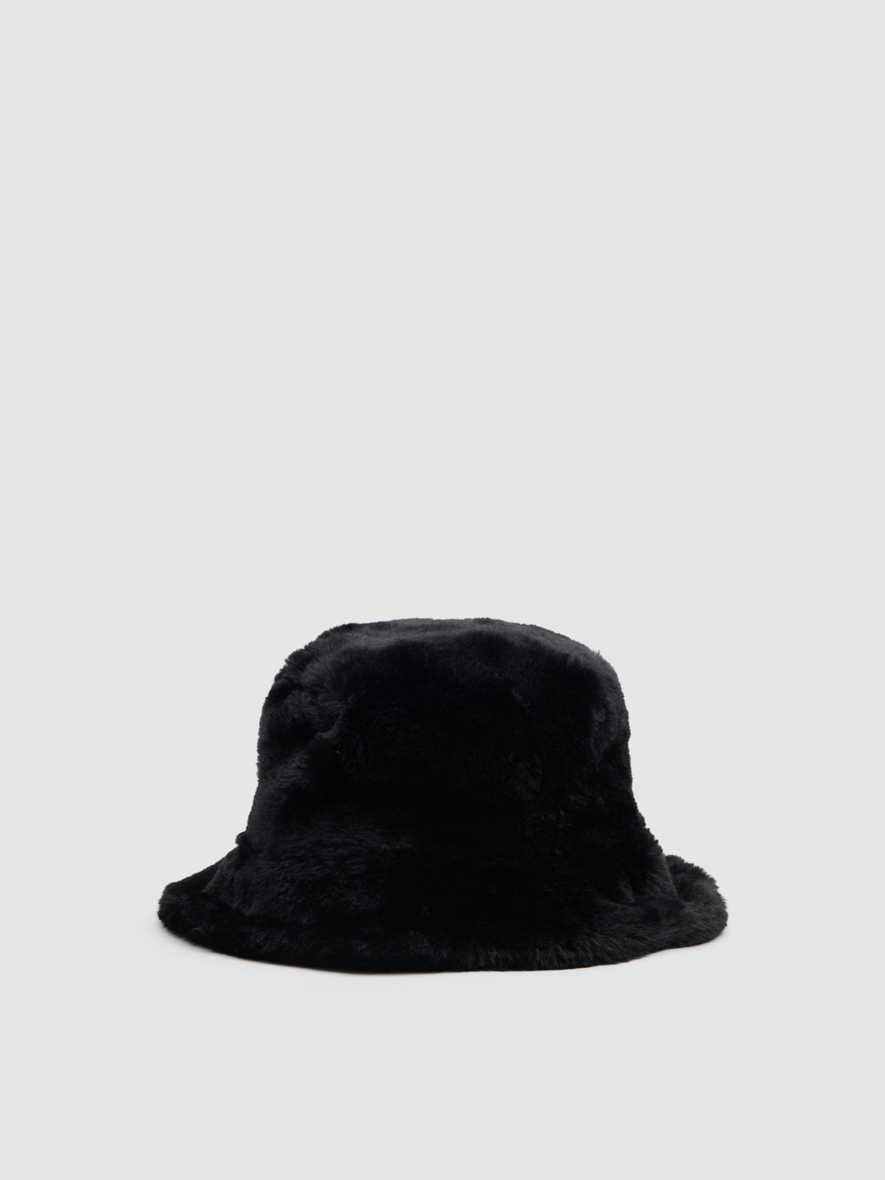 Black fur bucket hat black 45º front view