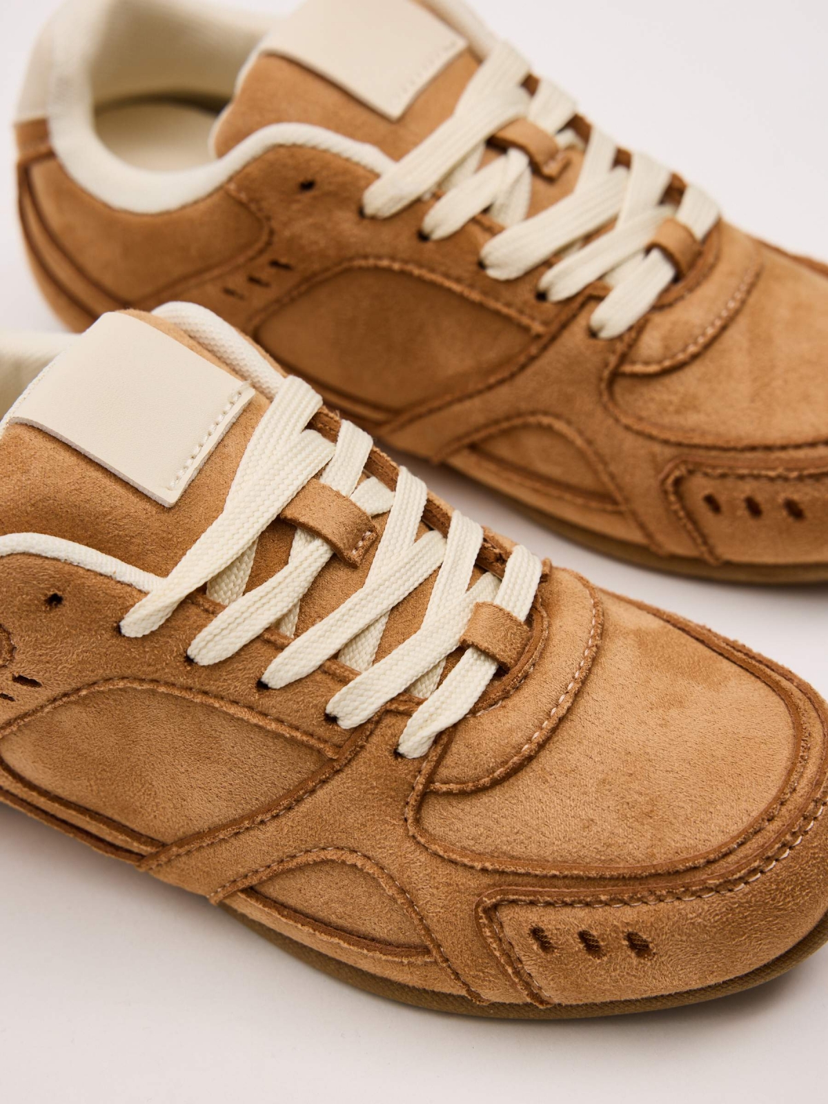 Zapatilla deportiva casual crudo vista detalle